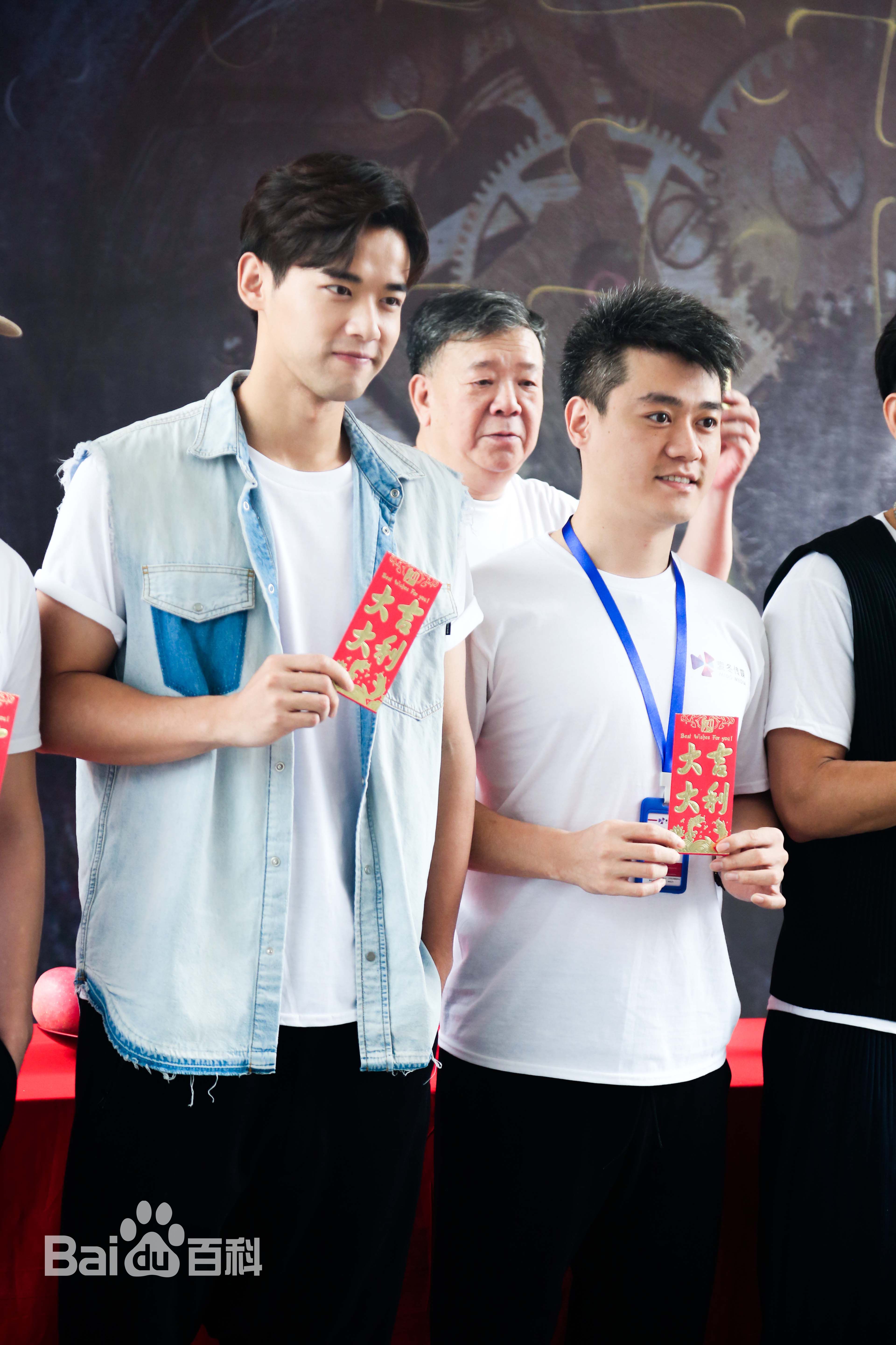 最全刘冬沁在《你是我的英雄》开机图中的相册