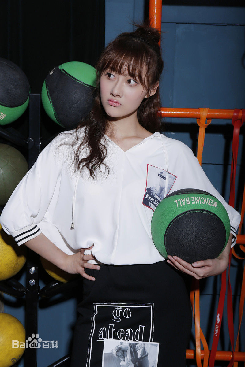 曹曦月最新休闲壁纸