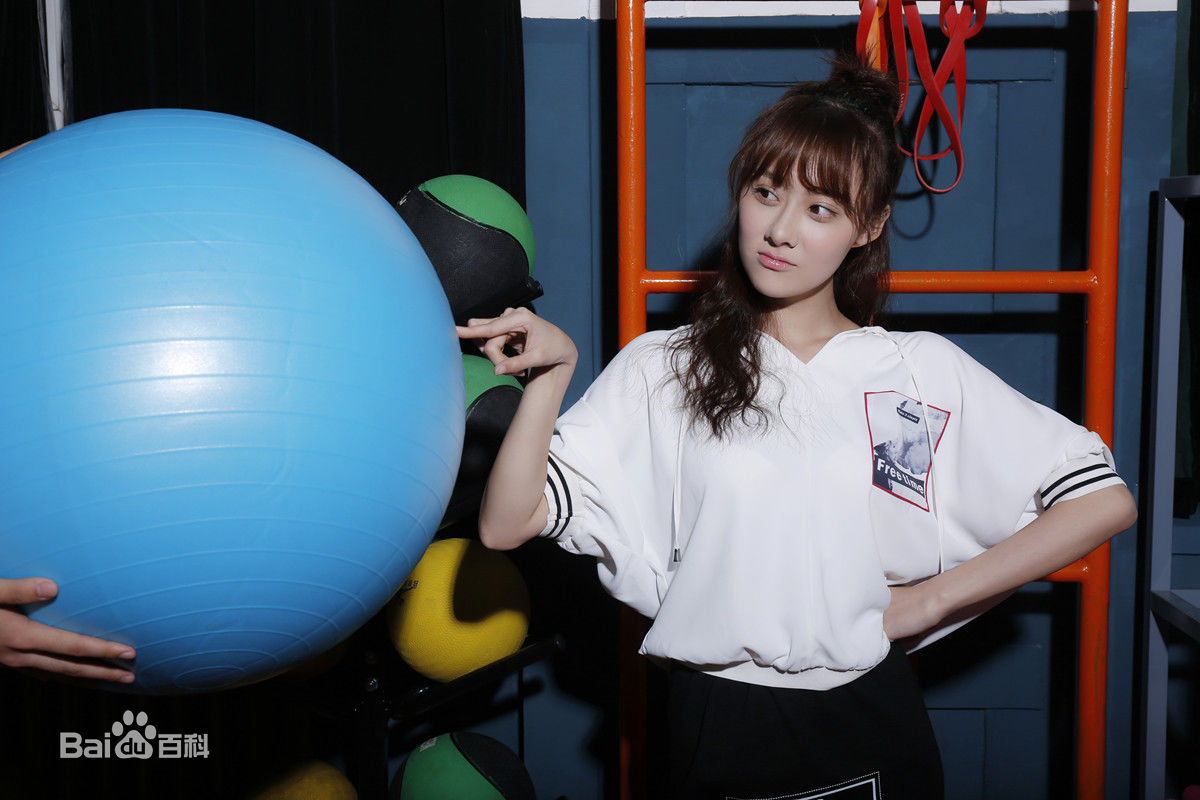 曹曦月最新休闲壁纸