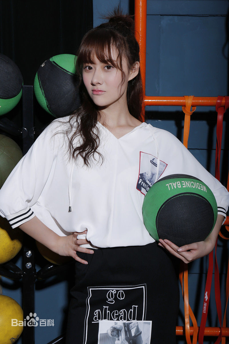 曹曦月最新休闲壁纸