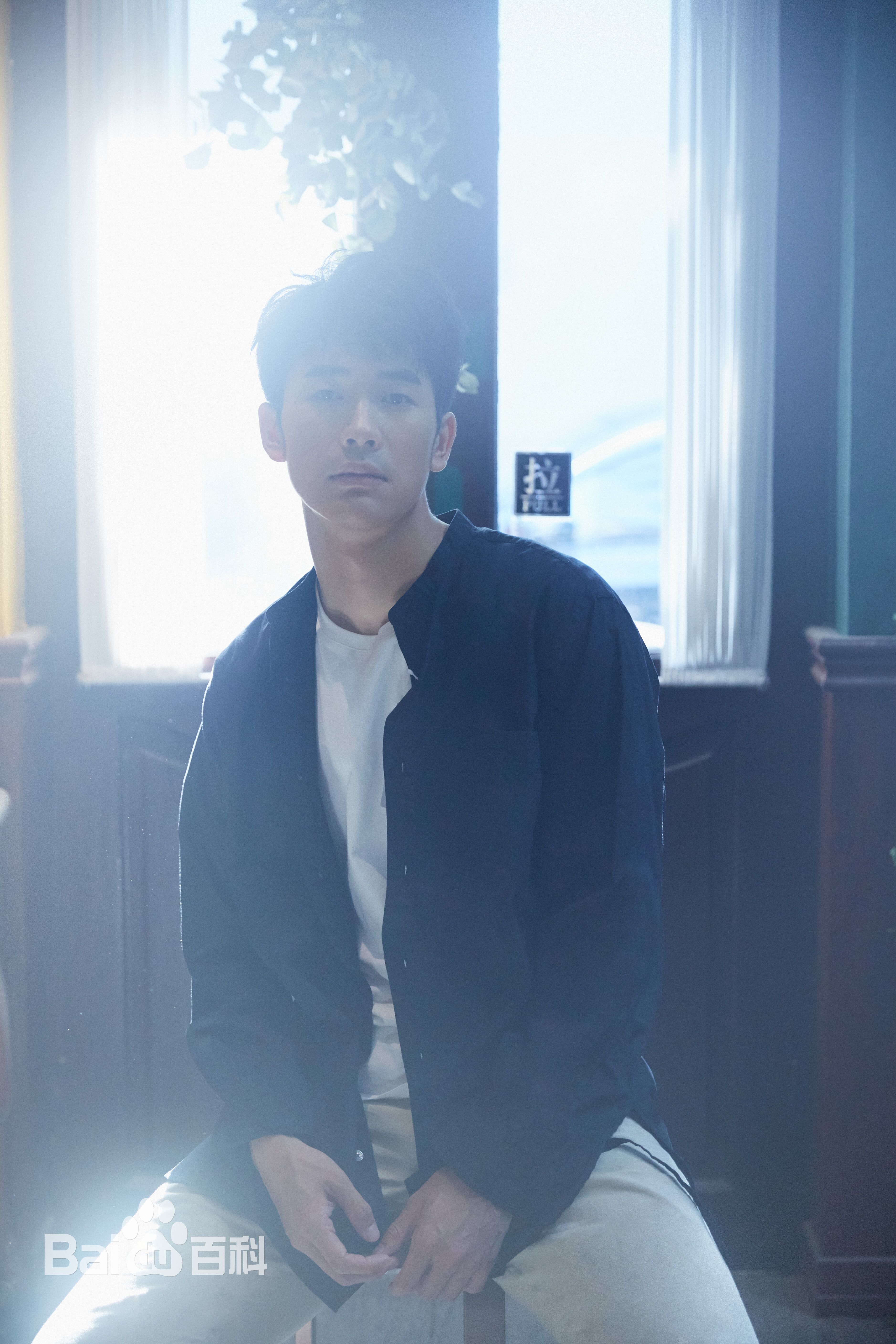 靳锦生活照壁纸壁纸