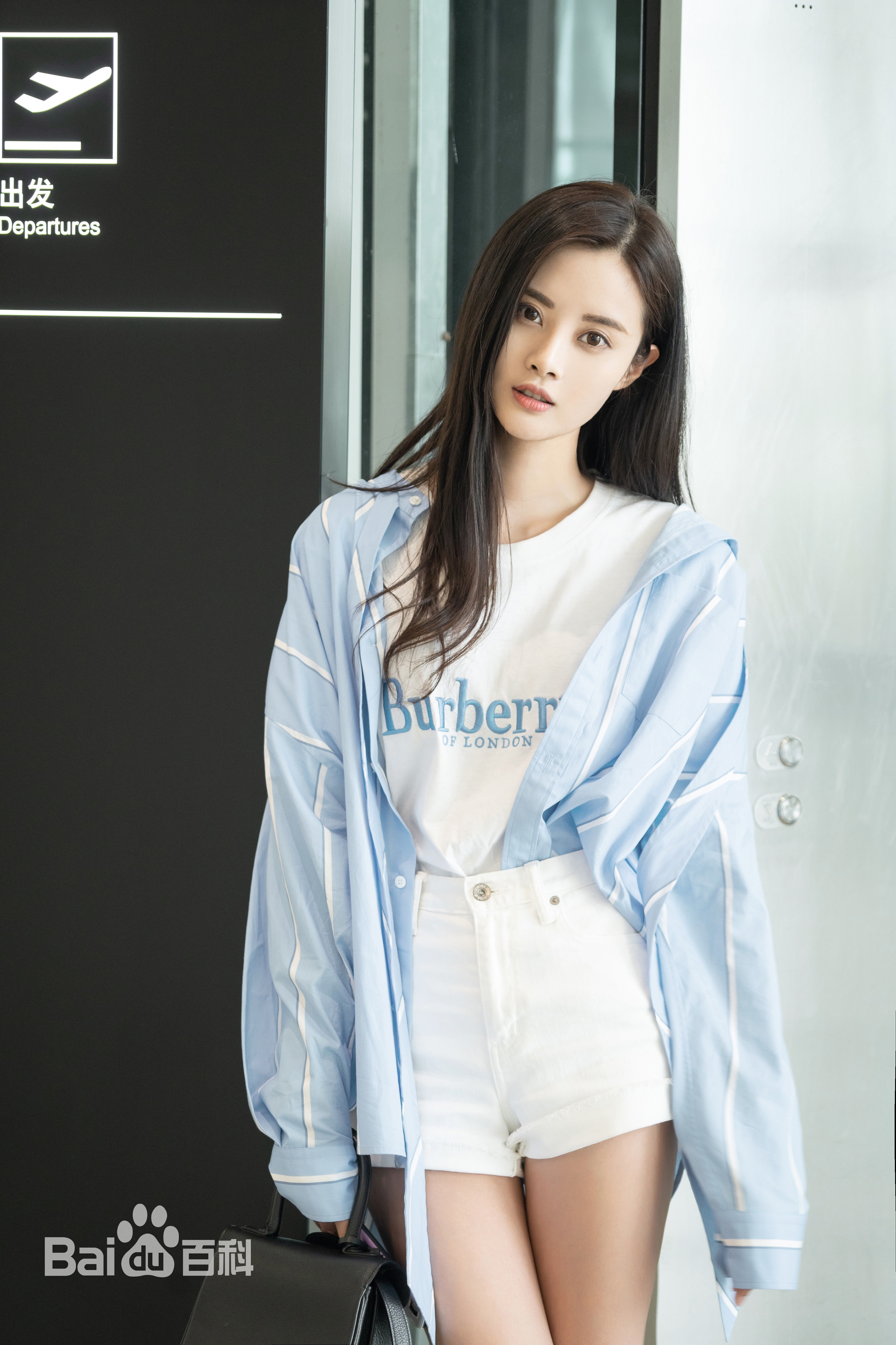 隋雨蒙机场街拍性感图片图集