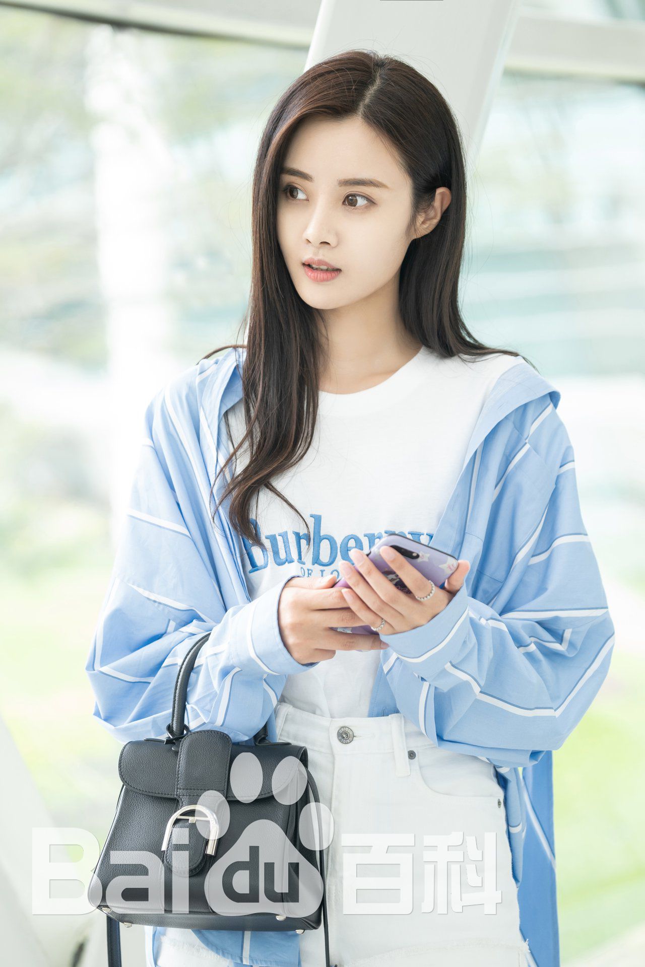 隋雨蒙机场街拍性感图片图集