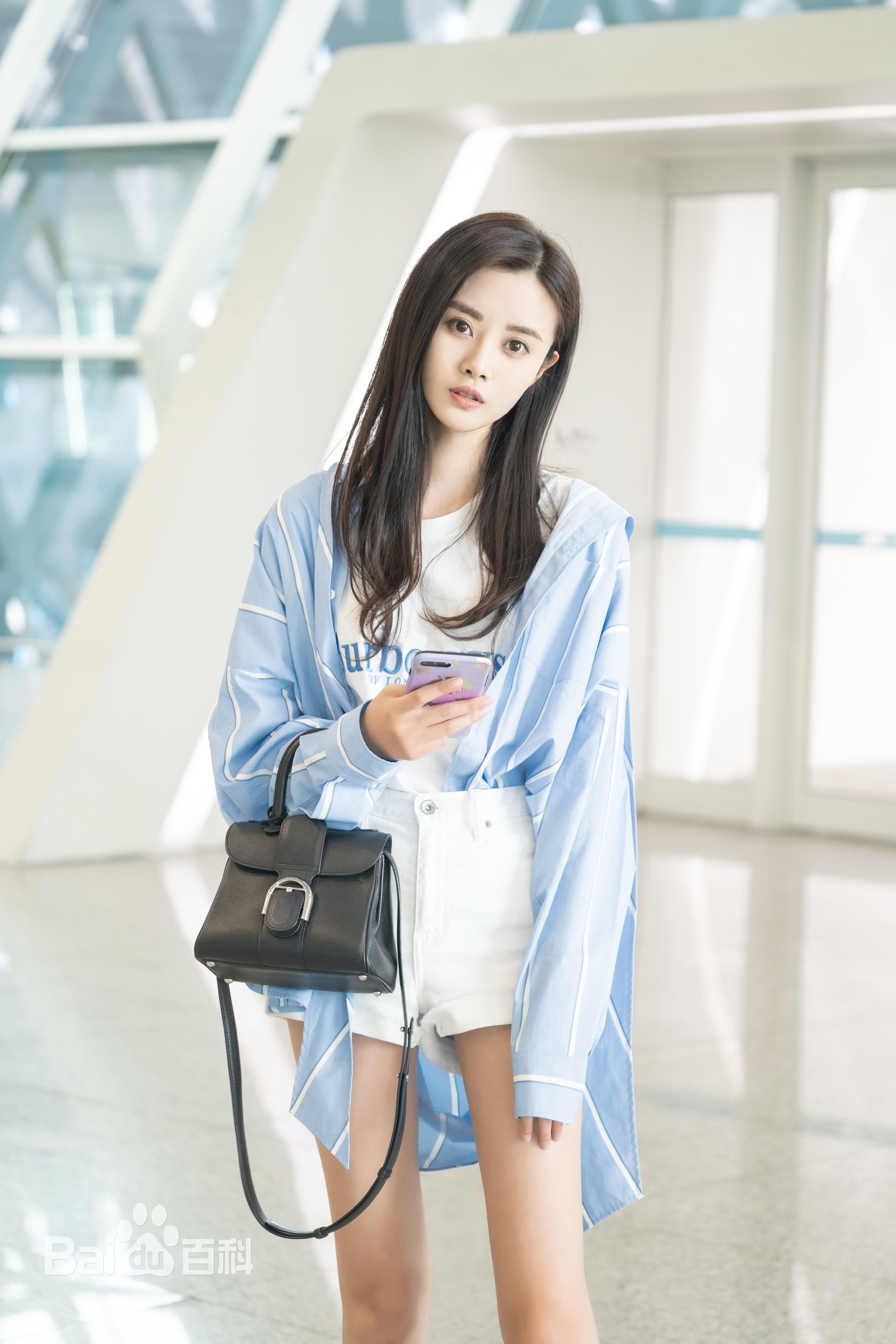 隋雨蒙机场街拍性感图片图集
