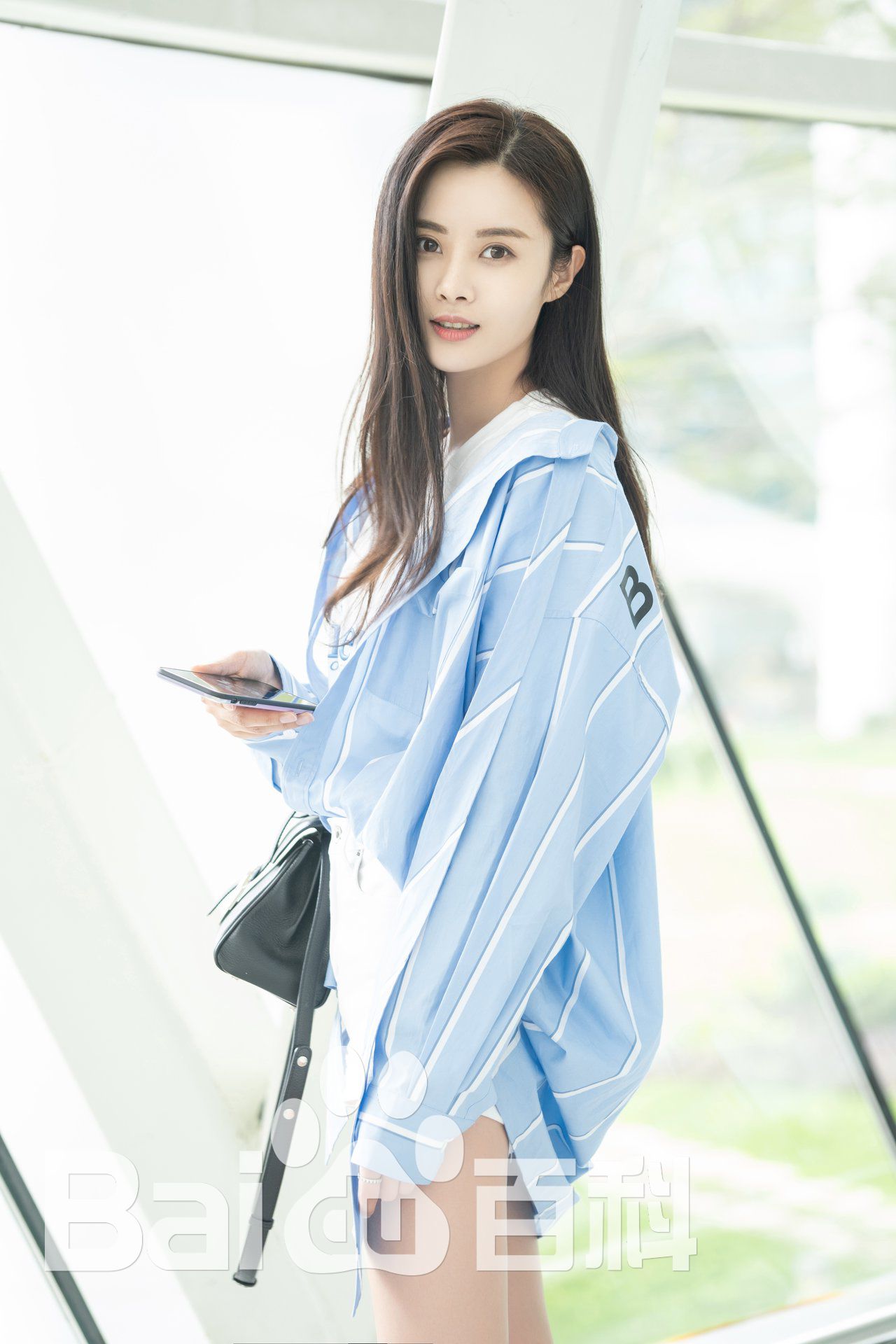 隋雨蒙机场街拍性感图片图集