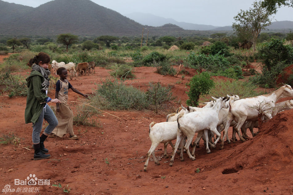 萧亚轩(Elva Hsiao)赴肯亚北部关怀当地饥饿儿童与其家庭性感图片图集