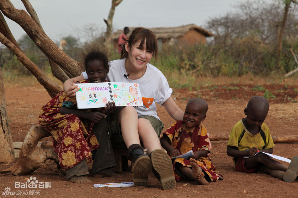萧亚轩(Elva Hsiao)赴肯亚北部关怀当地饥饿儿童与其家庭性感图片图集