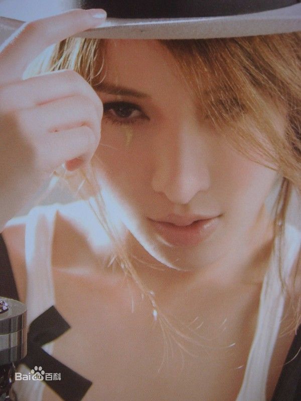 最新萧亚轩(Elva Hsiao)在专辑《三面夏娃》中的壁纸