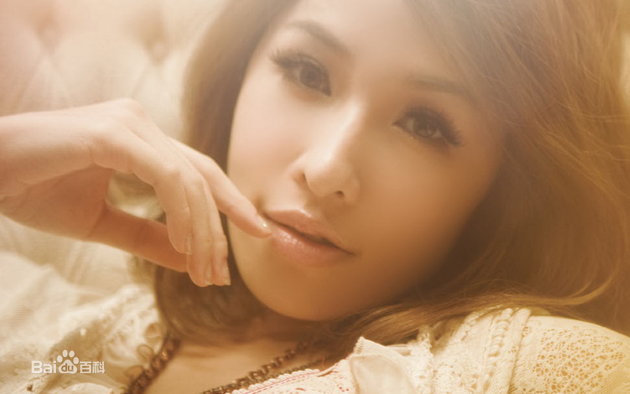 最新萧亚轩(Elva Hsiao)在专辑《三面夏娃》中的壁纸