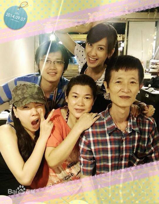 陈怡嘉(Ikeya Chen)与家人图册