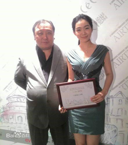 杜娟出席活动前后照片