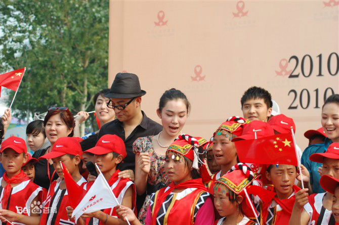 杜娟出席活动前后照片