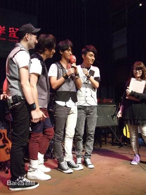 东城卫(D.C.W)20100724台北河岸发片签唱会壁纸壁纸