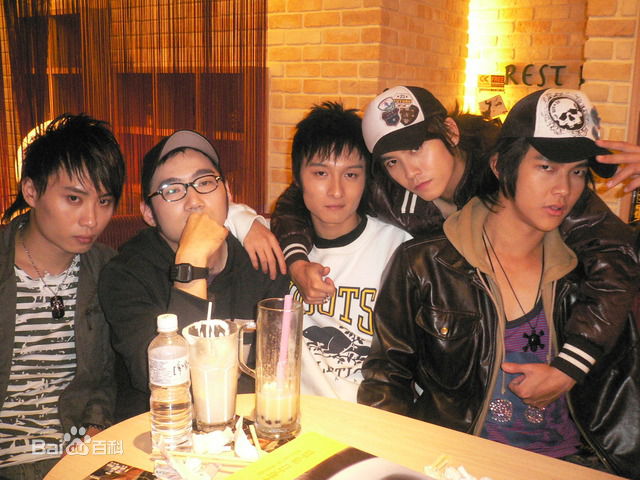 东城卫(D.C.W)工作生活照壁纸壁纸