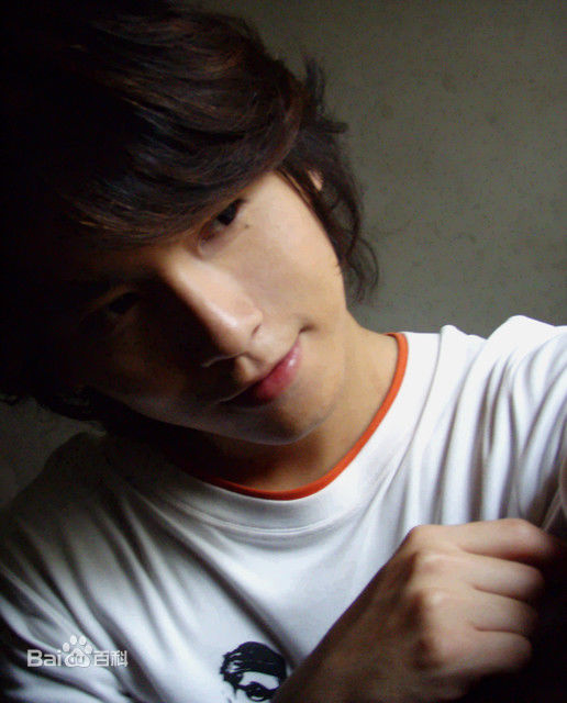 东城卫(D.C.W)工作生活照壁纸壁纸