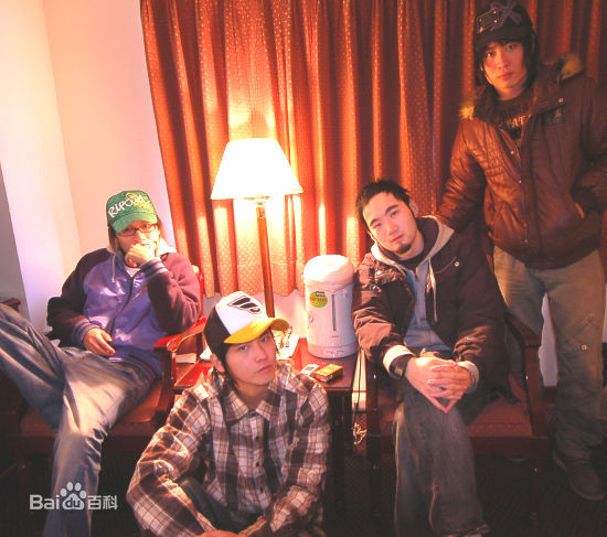 东城卫(D.C.W)工作生活照壁纸壁纸