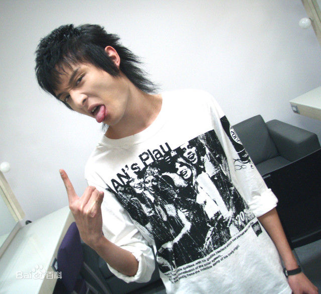 东城卫(D.C.W)工作生活照壁纸壁纸