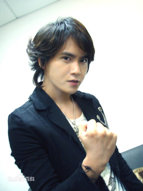 东城卫(D.C.W)工作生活照壁纸壁纸