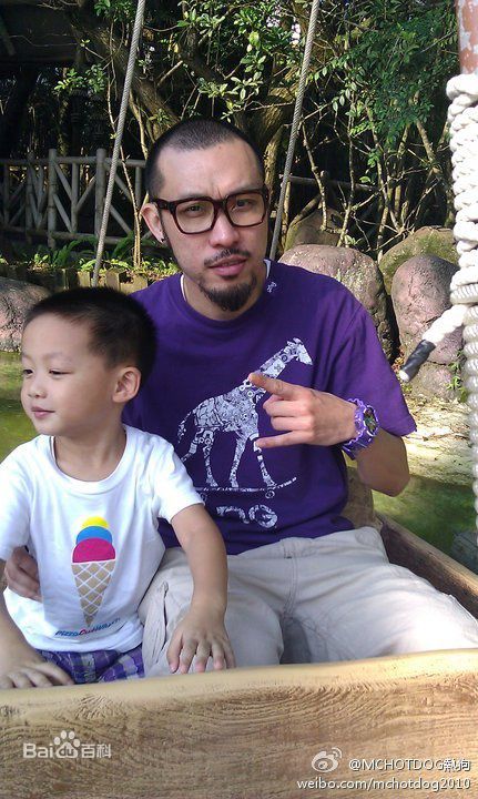 姚中仁(MC Hotdog)女友与儿子素颜照相册