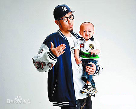 姚中仁(MC Hotdog)女友与儿子素颜照相册