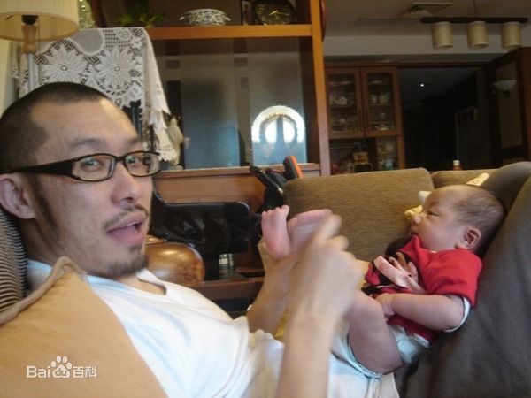 姚中仁(MC Hotdog)女友与儿子素颜照相册