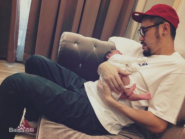 姚中仁(MC Hotdog)女友与儿子素颜照相册