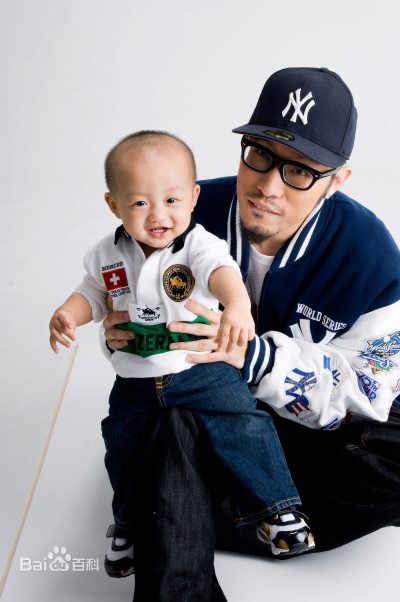 姚中仁(MC Hotdog)女友与儿子素颜照相册