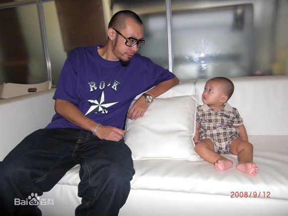 姚中仁(MC Hotdog)女友与儿子素颜照相册