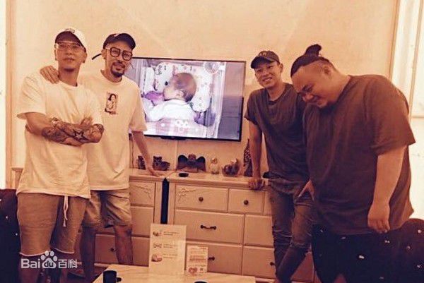 姚中仁(MC Hotdog)女友与儿子素颜照相册