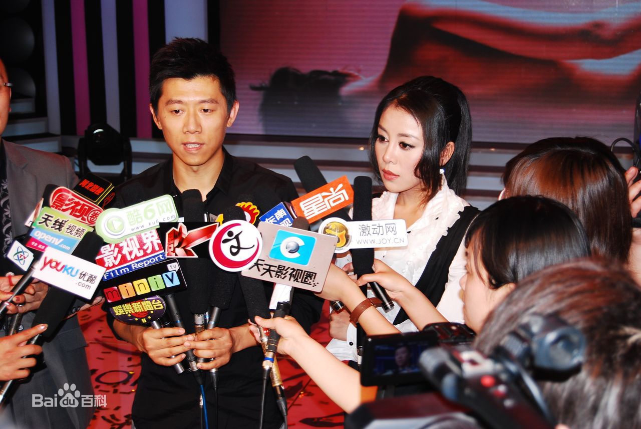 贾媛媛(YOLANDA JIA;JIAYUANYUAN)出席典礼红地毯壁纸壁纸