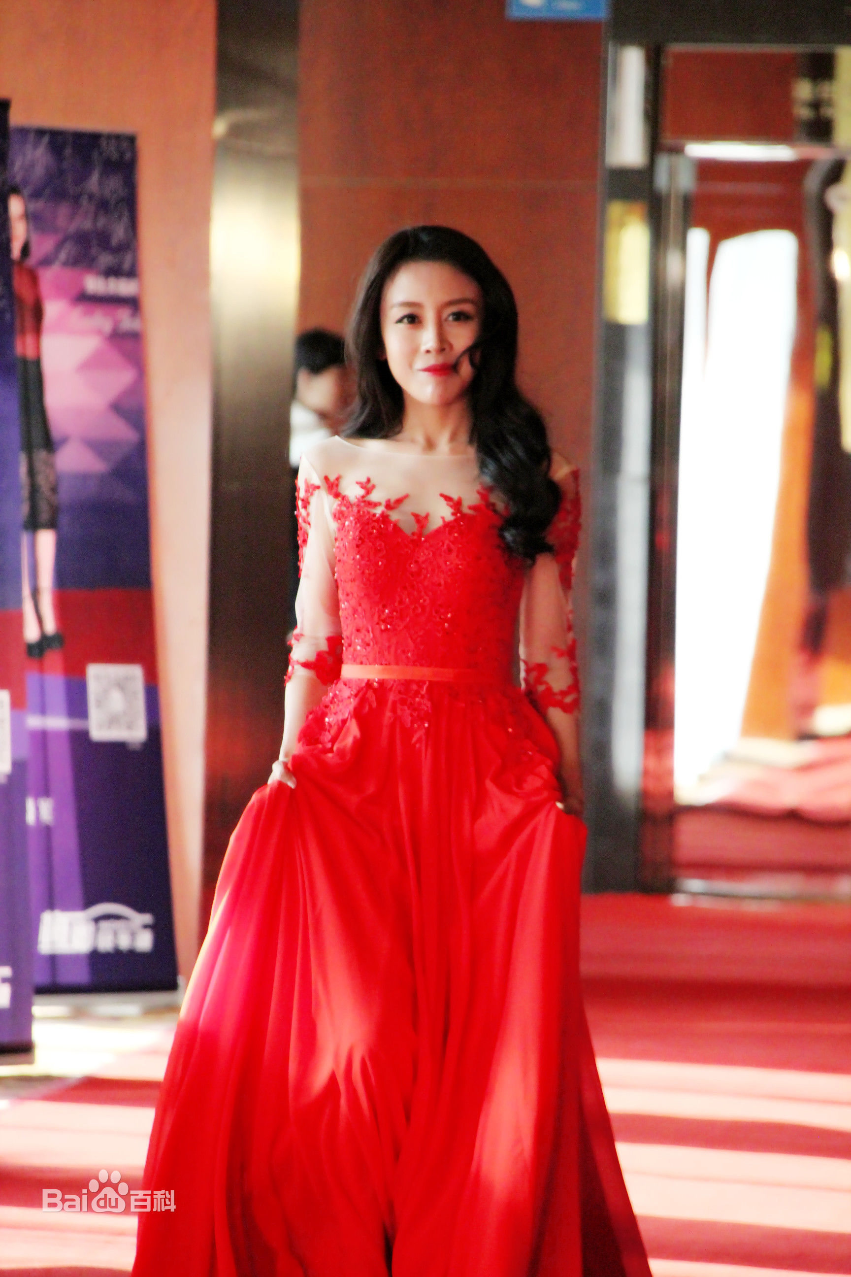 贾媛媛(YOLANDA JIA;JIAYUANYUAN)出席典礼红地毯壁纸壁纸