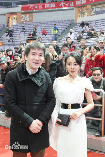 贾媛媛(YOLANDA JIA;JIAYUANYUAN)出席典礼红地毯壁纸壁纸