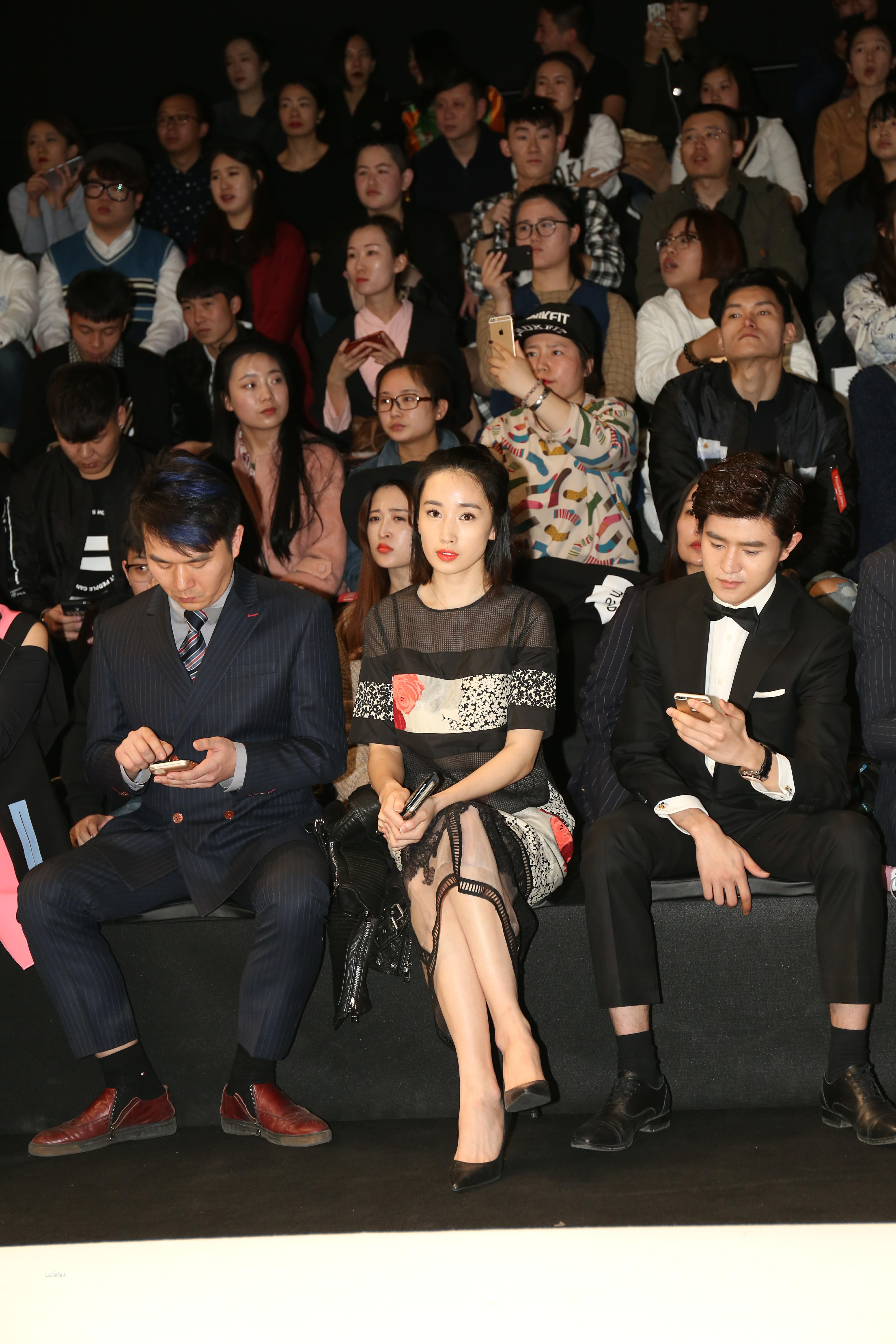 李依蔓活动照壁纸壁纸