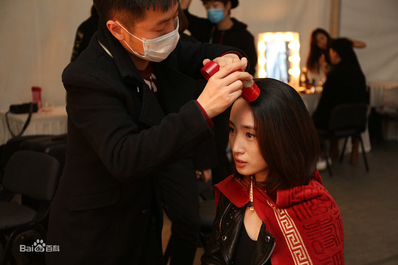 李依蔓活动照壁纸壁纸