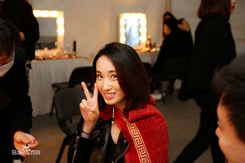 李依蔓活动照壁纸壁纸