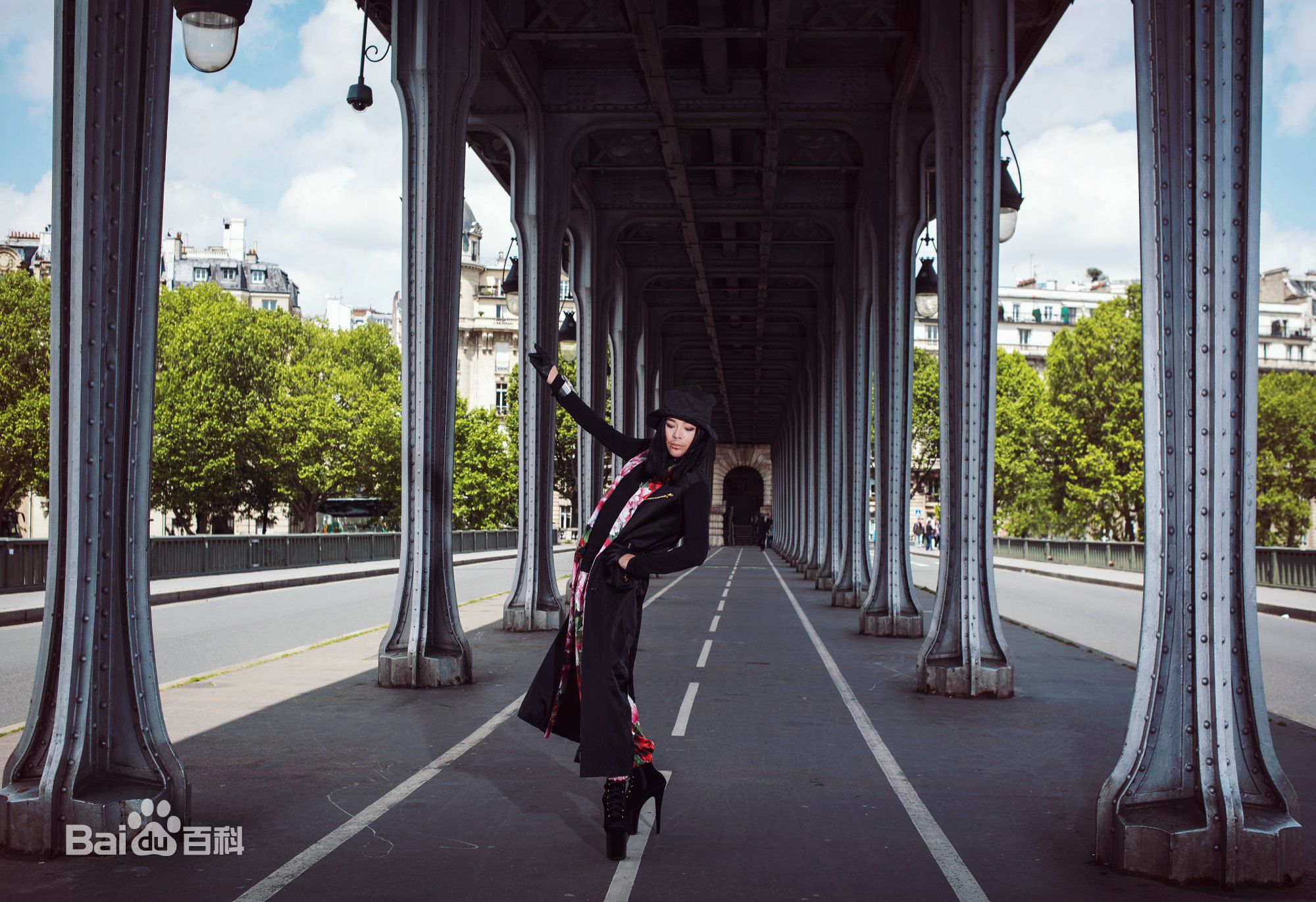 缪艺豪(Miaomiao)巴黎街拍性感图片图集