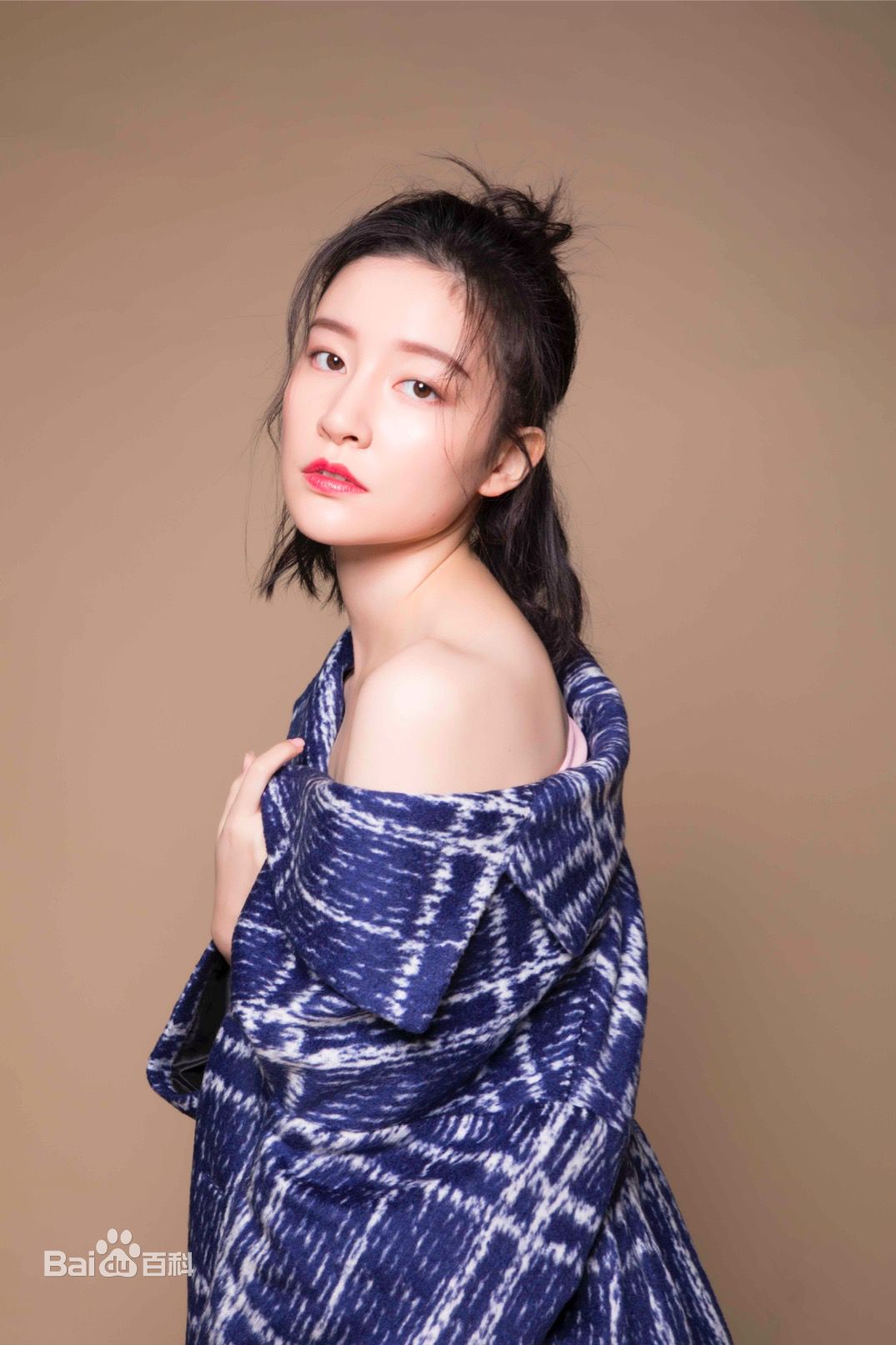 最新崔心心在《娱乐星尚》大片中的壁纸