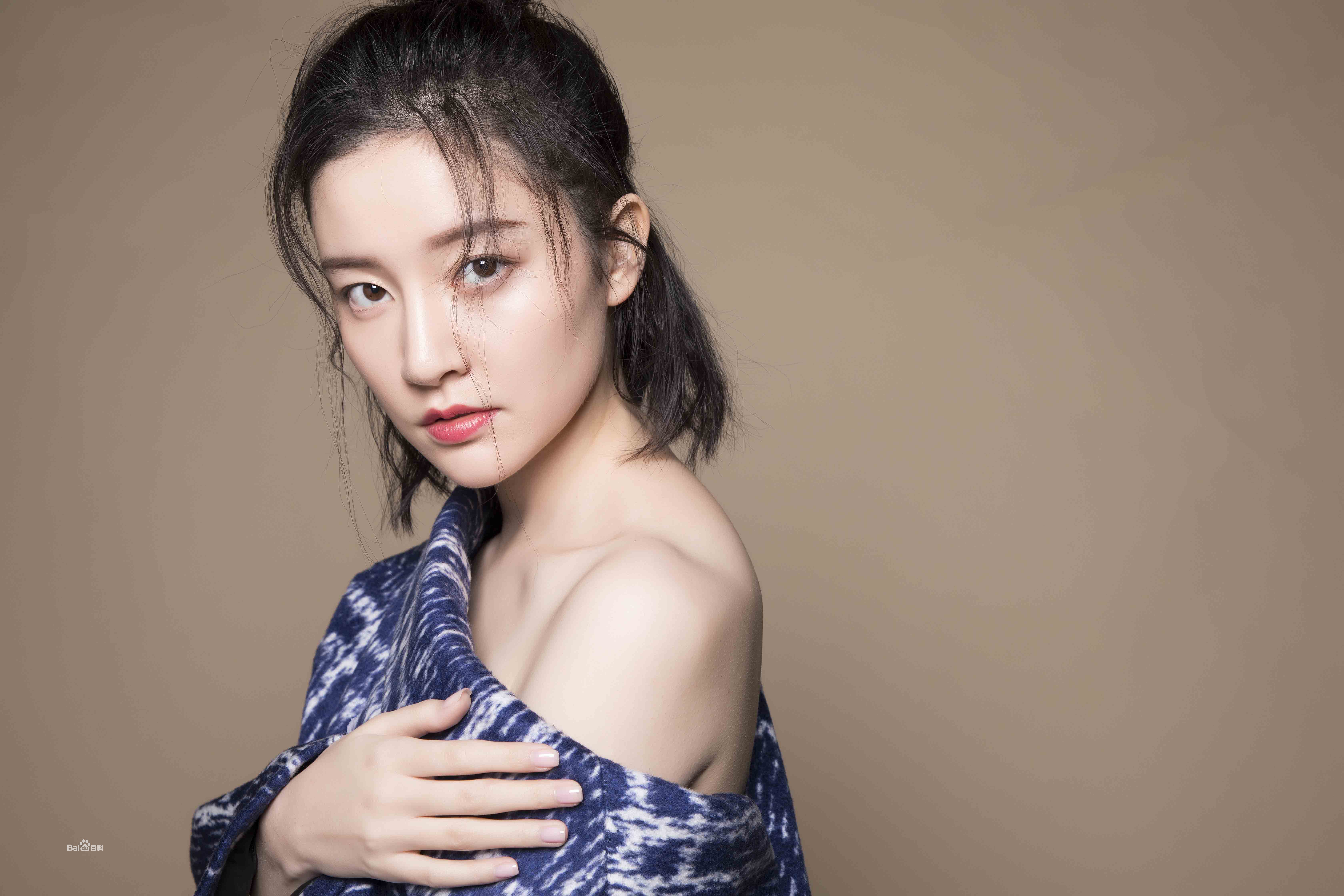 最新崔心心在《娱乐星尚》大片中的壁纸