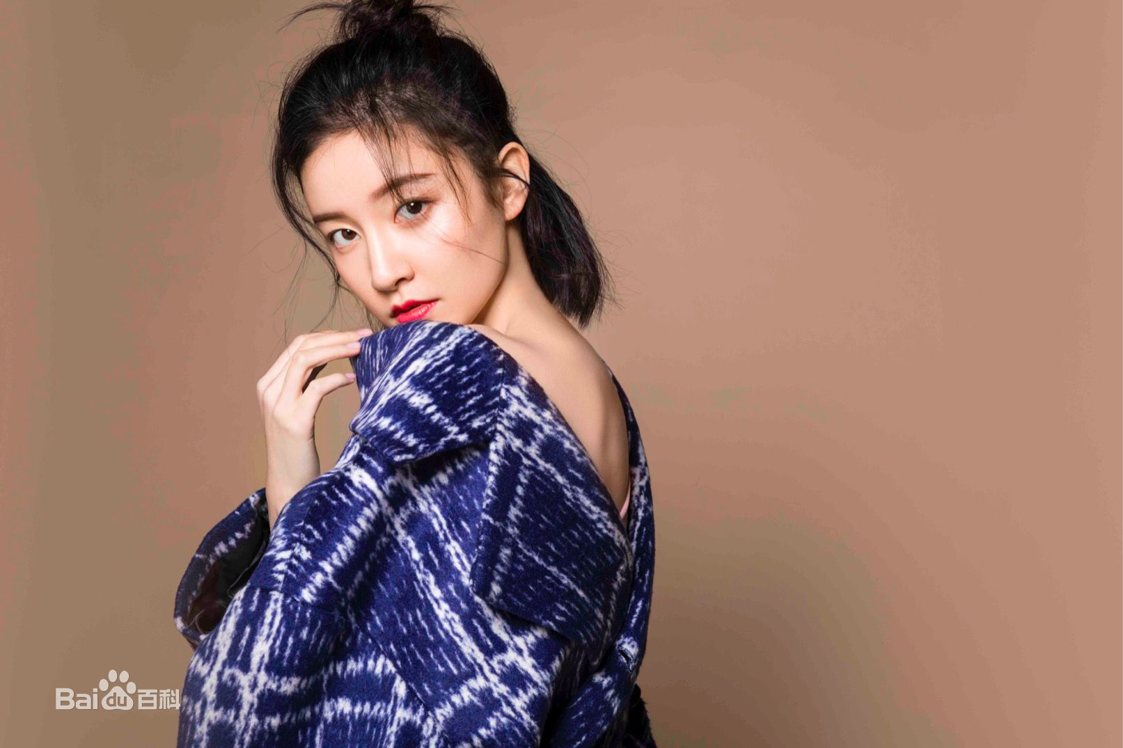 最新崔心心在《娱乐星尚》大片中的壁纸