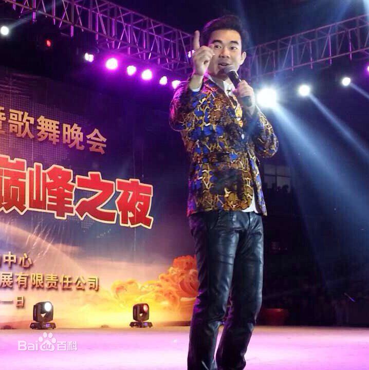 黄成麟(Huang Chenglin)舞台上的前后照片