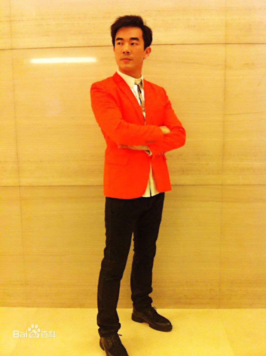 黄成麟(Huang Chenglin)舞台上的前后照片