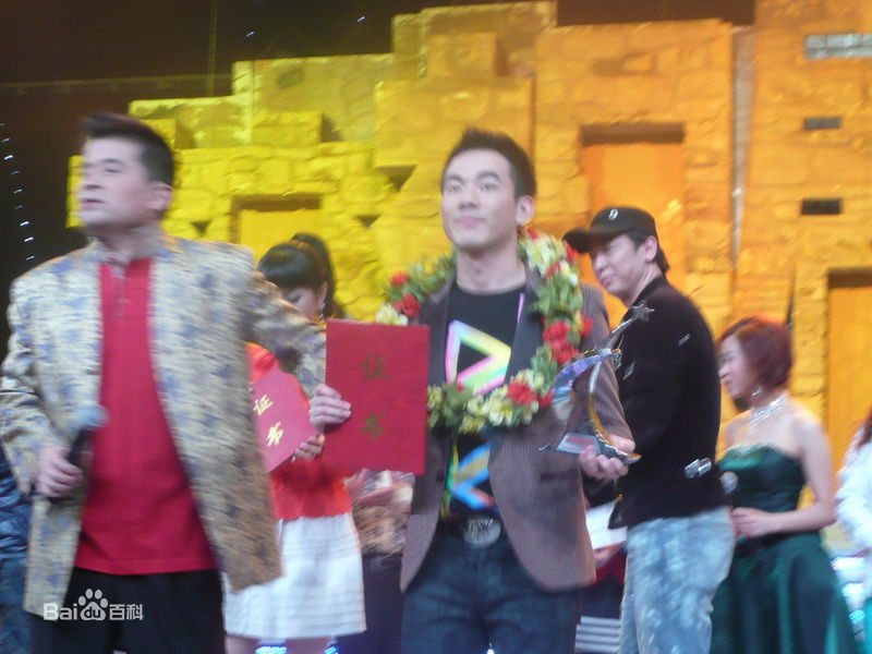 黄成麟(Huang Chenglin)舞台上的前后照片