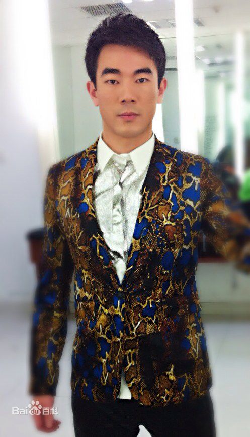 黄成麟(Huang Chenglin)舞台上的前后照片