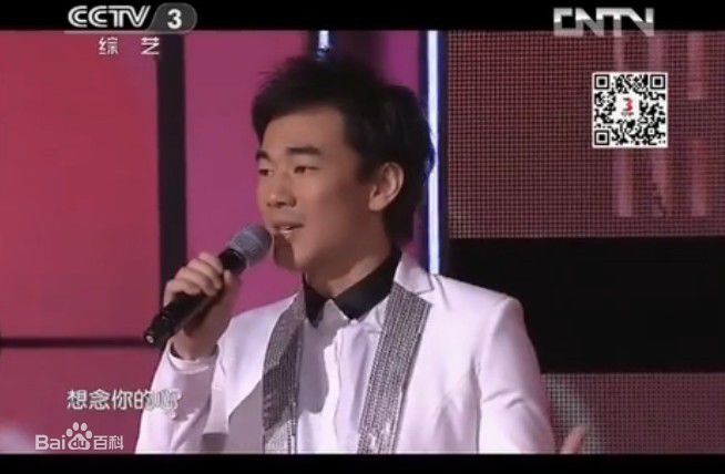 黄成麟(Huang Chenglin)舞台上的前后照片