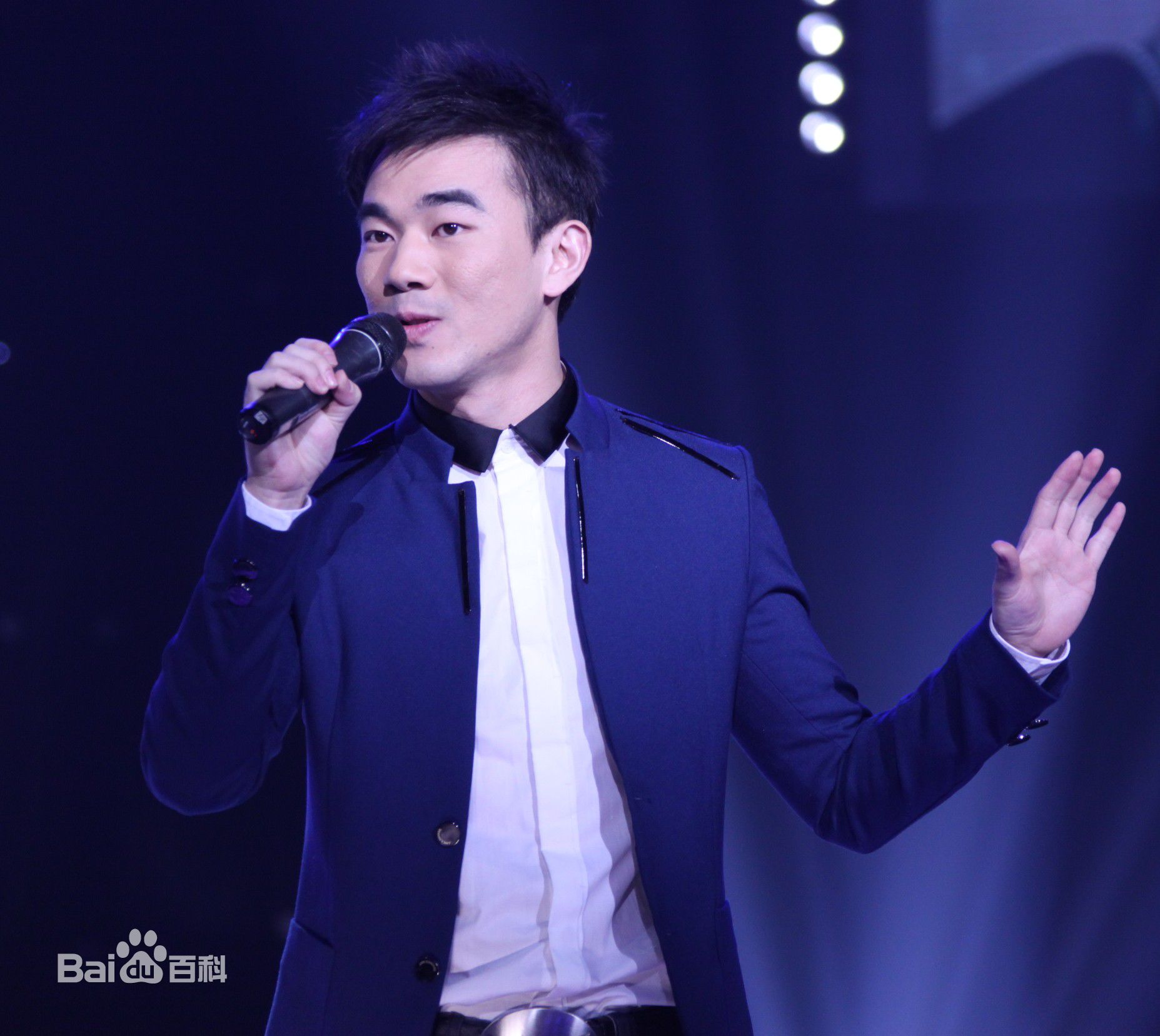 黄成麟(Huang Chenglin)舞台上的前后照片