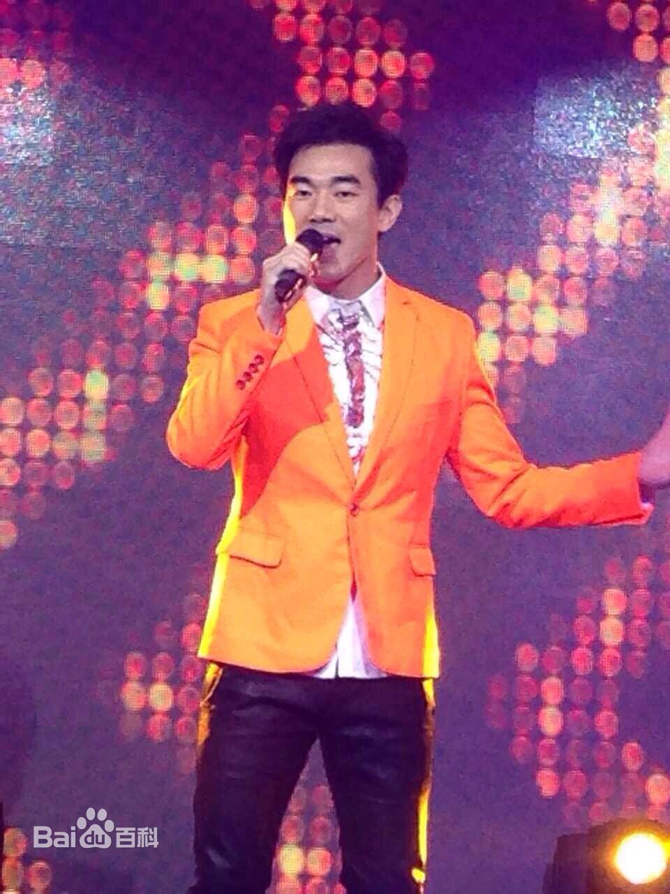 黄成麟(Huang Chenglin)舞台上的前后照片