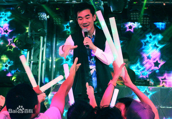 黄成麟(Huang Chenglin)舞台上的前后照片