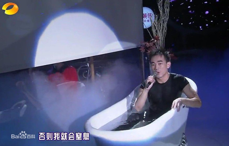 黄成麟(Huang Chenglin)舞台上的前后照片