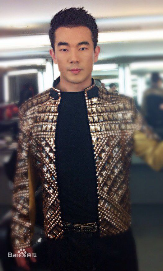 黄成麟(Huang Chenglin)舞台上的前后照片