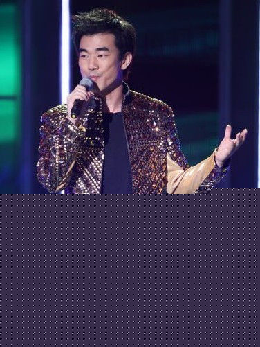 黄成麟(Huang Chenglin)舞台上的前后照片